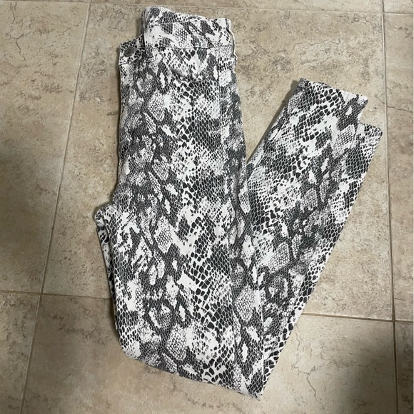 H&M snakeskin print cotton skinny ankle jeans.
Zipper/button closure. Size 2. - Picture 3 of 5
